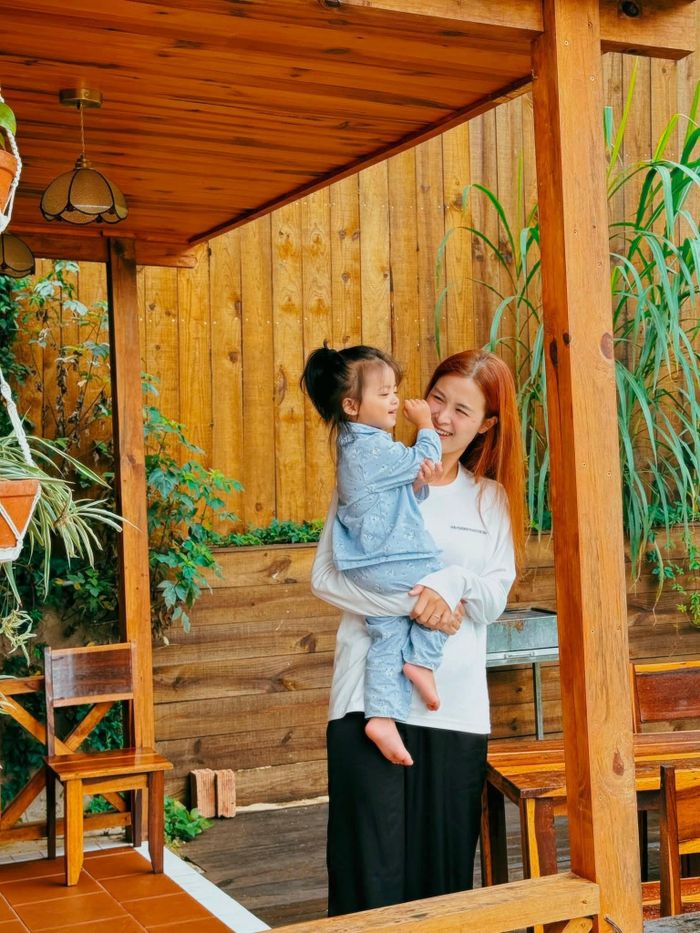 Ca sĩ Đông Nhi cho hay, cô và gia đình tìm thấy được sự thư thái, bình yên và một không gian thực sự cho riêng mình khi ở nơi đây.