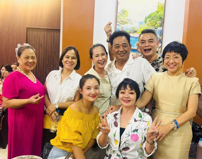 NSND Lan Hương (Bông) chia sẻ hình ảnh chụp chung với những người bạn thân thiết là những nghệ sĩ nổi tiếng như NSND Quốc Khánh, MC Thảo Vân...