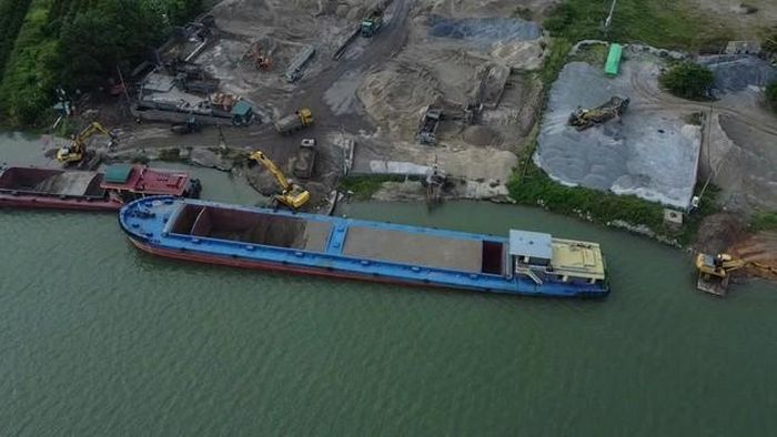 Bến bãi hoạt động nhộn nhịp, dù sai phạm đã kéo dài nhiều năm nay.