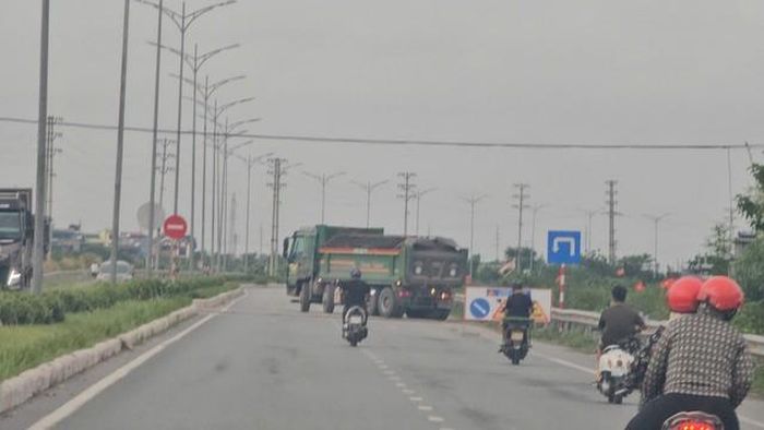 Xe tải của DN Quang Tuấn lùi vào điểm đổ vật liệu ở cạnh trường THPT Nguyễn Thái Bình.