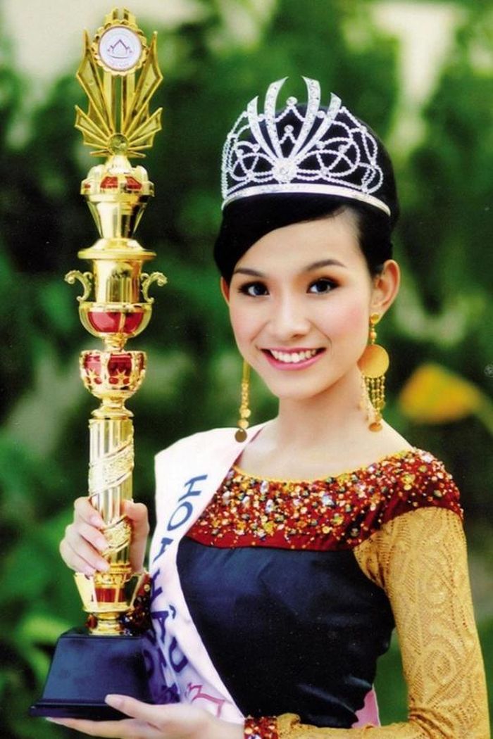 Thùy Lâm khi đăng quang Hoa hậu Hoàn vũ Việt Nam 2008.