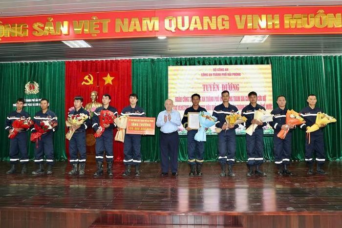 Chủ tịch UBND thành phố Đỗ Thành Trung trao tặng Thư khen cùng số tiền thưởng 100 triệu đồng cho đoàn công tác. Ảnh; VC