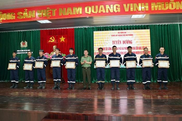 10 cán bộ, chiến sĩ công an Hải Phòng nhận Bằng khen của Bộ trưởng Bộ Công an vì đã có thành tích xuất sắc trong thực hiện nhiệm vụ quốc tế - Ảnh: V.C