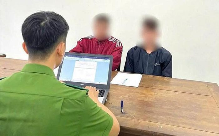 Các đối tượng được triệu tập lên làm việc tại trụ sở cơ quan Công an. Ảnh: Công an TP Đà Nẵng.
