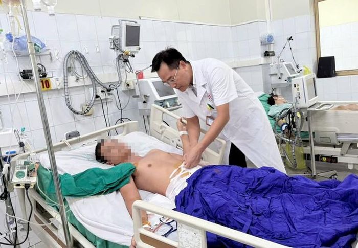 BSCKII Nguyễn Thanh Phương, Phó khoa phụ trách Khoa Ngoại kiểm tra vết mổ cho người bệnh. Ảnh: CTV