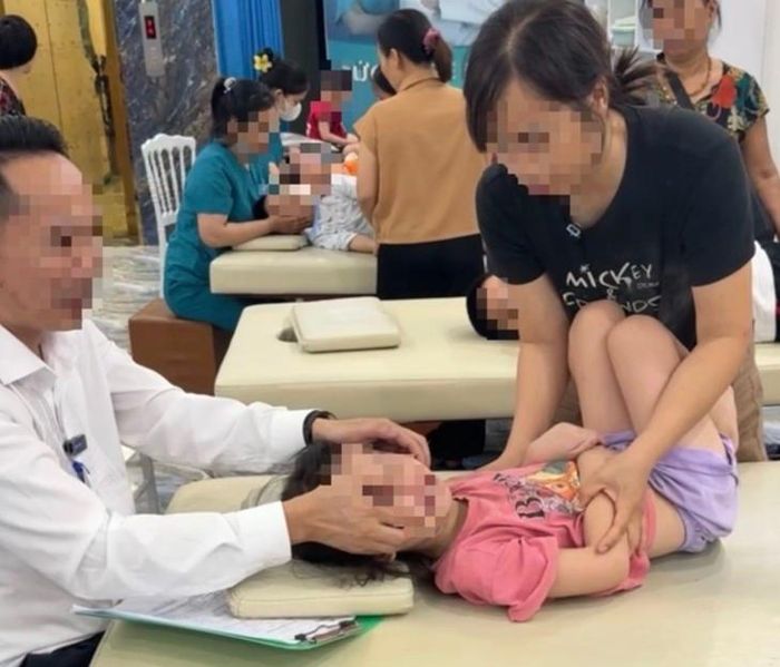 Ông Minh Hiếu nắn can thiệp cho các trẻ chậm nói, chậm phát triển trí tuệ, tăng động. Ảnh chụp màn hình
