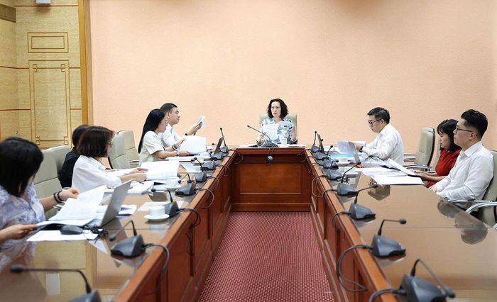 Thứ trưởng Bộ Y tế Nguyễn Thị Liên Hương chủ trì cuộc họp.