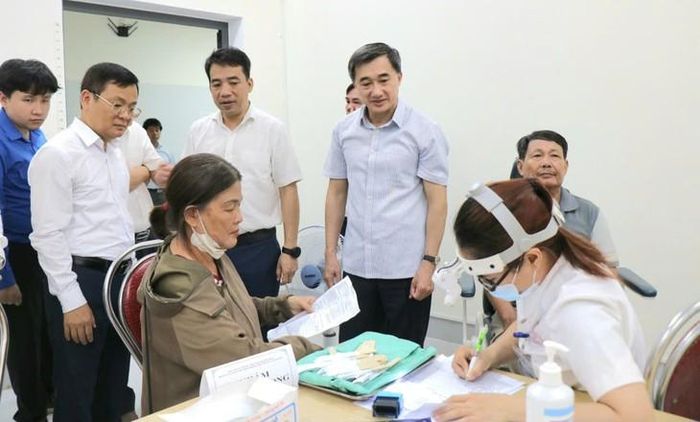 Thứ trưởng Bộ Y tế Trần Văn Thuấn trò chuyện với người dân khám sức khỏe định kỳ tại Huế.