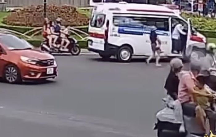 Xe cấp cứu dừng lại, nhân viên mở cửa ra để mẹ bế bé trai lên xe. Ảnh cắt từ clip