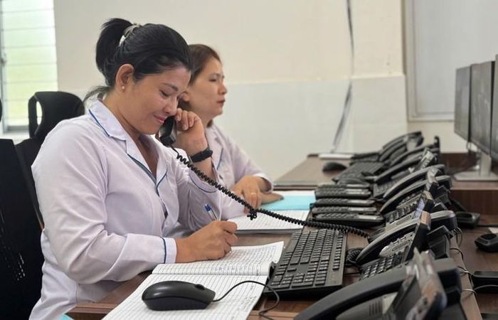 Chị Lê Thị Thùy Dung, nhân viên Trung tâm cấp cứu TP Đà Nẵng trong ca trực tổng đài ngày 14/7. Ảnh: Bích Vân