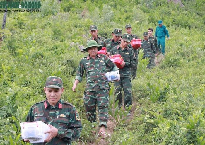 Dù điều kiện khắc nghiệt, các cán bộ, chiến sĩ vẫn kiên trì bám rừng, dựng lán, tiếp tục mở rộng khu vực khai quật với quyết tâm tìm kiếm các liệt sĩ còn lại. Với họ, quy tập hài cốt liệt sĩ là "mệnh lệnh của trái tim".