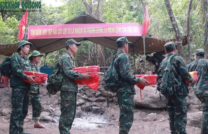 Hang Đá Sập nằm trên địa hình dốc cao, hiểm trở. Mỗi chuyến đưa hài cốt xuống núi đều phải đi bộ hơn một giờ đồng hồ. Do đường hẹp và nhiều đá lớn, việc đưa máy móc vào hỗ trợ gần như không thể thực hiện.