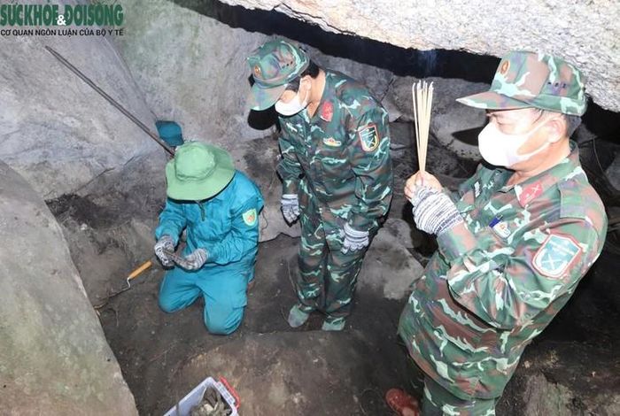 Sau nhiều giờ đào bới dưới lớp đất, đá và rễ cây, lực lượng tìm kiếm phát hiện những mảnh xương cùng nhiều hiện vật đầu tiên, mở ra hy vọng tìm được các liệt sĩ đã nằm lại trong hang.