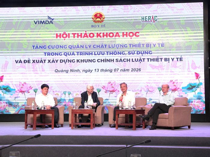 Nguyên Thứ trưởng Bộ Y tế Lê Văn Truyền ( người mặc áo vest), lãnh đạo Cục Hạ tầng và Thiết bị y tế; đại diện BHXH Việt Nam giải đáp các quan tâm của đại biểu tại hội thảo.