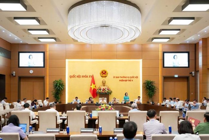 Phó Chủ tịch Quốc hội Nguyễn Thị Thanh điều hành phiên họp.