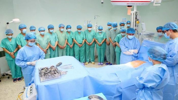 Kíp phẫu thuật Bệnh viện Trung ương Huế dành một phút mặc niệm người hiến tạng. Ảnh: Trung tâm Điều phối Quốc gia về ghép bộ phận cơ thể người.