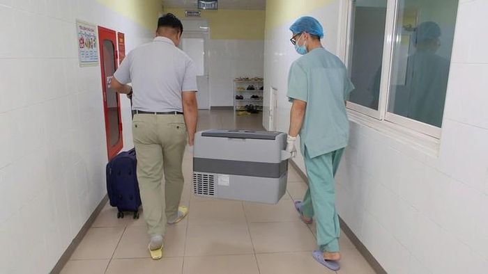 Vận chuyển tạng hiến ra sân bay. Ảnh: Trung tâm Điều phối Quốc gia về ghép bộ phận cơ thể người.