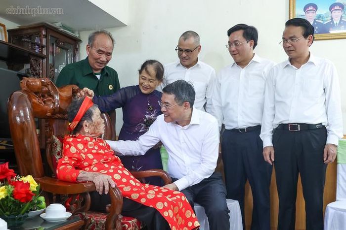 Thủ tướng Lê Minh Hưng thăm hỏi, tặng quà Mẹ Việt Nam Anh hùng Nguyễn Thị Phước. Ảnh: VGP/Nhật Bắc