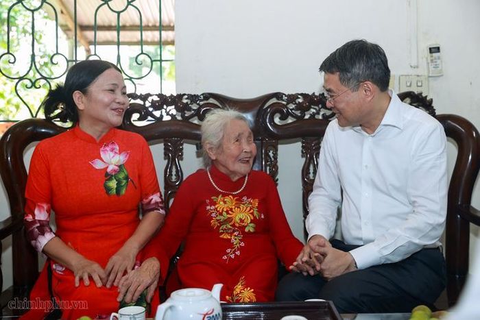 Thủ tướng Lê Minh Hưng thăm hỏi, tặng quà hộ gia đình bà Trần Thị Vinh. Ảnh: VGP/Nhật Bắc
