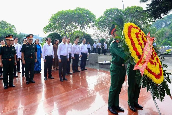 Thủ tướng Chính phủ và các đại biểu tới dâng hương, dâng hoa tại Nghĩa trang Liệt sĩ Trung tâm tỉnh Lào Cai. Ảnh: VGP/Nhật Bắc