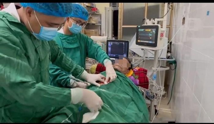 Các y bác sĩ triển khai kỹ thuật đặt catheter dẫn lưu màng ngoài tim qua da cho nam bệnh nhân 74 tuổi. Ảnh: BVCC.