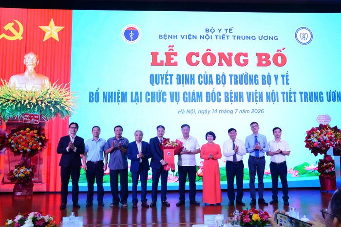 Thứ trưởng Bộ Y tế Đỗ Xuân Tuyên cùng các đại biểu chúc mừng TS.BS Phan Hoàng Hiệp.