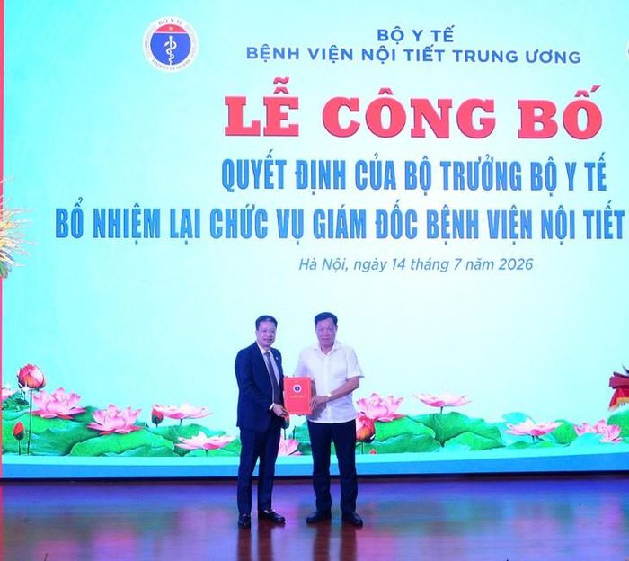 Thứ trưởng Bộ Y tế Đỗ Xuân Tuyên trao quyết định bổ nhiệm lại Giám đốc Bệnh viện Nội tiết Trung ương đối với TS.BS Phan Hoàng Hiệp.