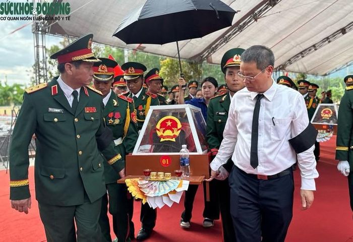 Sau lễ viếng và lễ truy điệu, hài cốt các liệt sĩ được đưa đi chôn cất ngay tại nghĩa trang