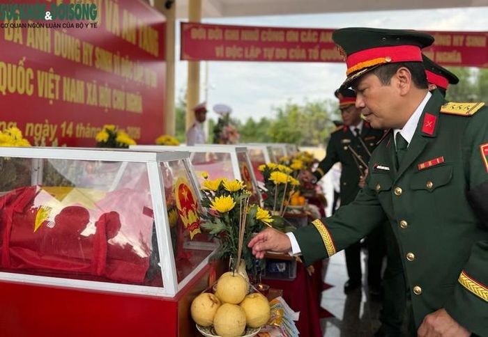 Các đại biểu thắp nhang tưởng niệm trước hài cốt 5 liệt sĩ.