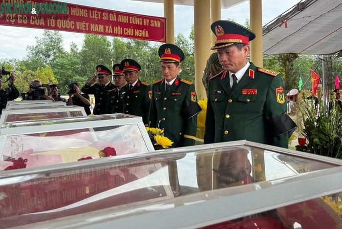 Đoàn đại biểu Bộ Chỉ huy Quân sự TP Đà Nẵng tưởng niệm anh linh các liệt sĩ tại lễ viếng.