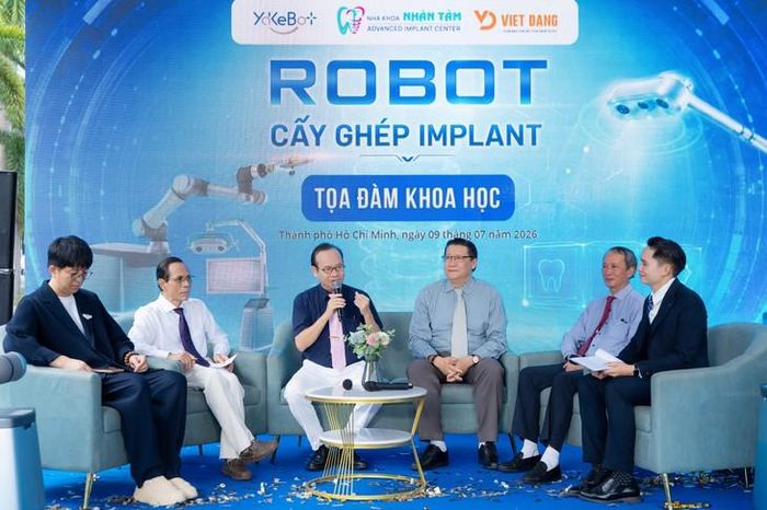 Các chuyên gia trao đổi về vai trò của robot cấy ghép Implant và xu hướng ứng dụng công nghệ cao trong nha khoa hiện đại. (Từ trái sang: Tiến sĩ Lifeng Wang; Nhà giáo nhân dân.GS.TS.BS Hoàng Tử Hùng; TS.BS Võ Văn Nhân; PGS.TS Lê Hoài Quốc; TS. BS. Võ Chí Hùng)