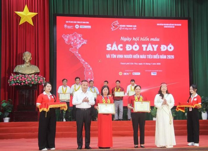 Bà Nguyễn Thị Ngọc Điệp, Phó Chủ tịch UBND TP Cần Thơ (thứ 2 từ phải sang) tặng Bằng khen cho các gia đình và cá nhân có thành tích xuất sắc trong công tác hiến máu và vận động hiến máu tình nguyện năm 2026.
