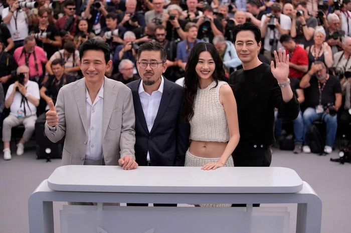 (Từ trái sang) Hwang Jung Min, đạo diễn Na Hong Jin, Hoyeon và Zo In Sung. Ảnh: AP/John Locher