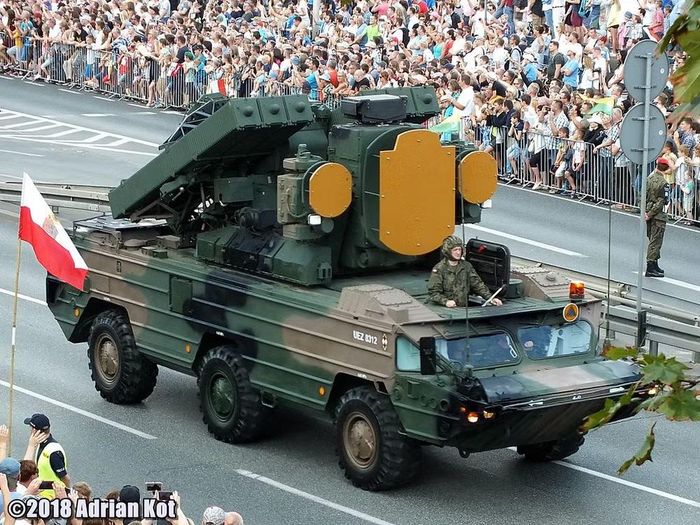 Vào tháng 9/2025, Bharat Electronics Limited đã nhận được đơn đặt hàng hệ thống phòng không Anant Shastra, khi Lực lượng Phòng không Ấn Độ dự kiến sẽ nhận được 3 bộ trang bị cấp trung đoàn vào năm 2028.