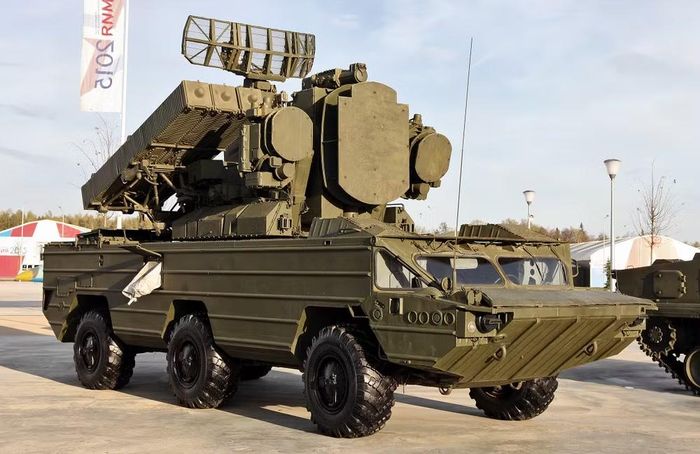 Xe chiến đấu của hệ thống Osa-AK có thể đạt tốc độ tối đa 80 km/h trên đường bộ và lên đến 10 km/h trên mặt nước nhờ khung gầm được chế tạo với hình dáng như một chiếc thuyền.