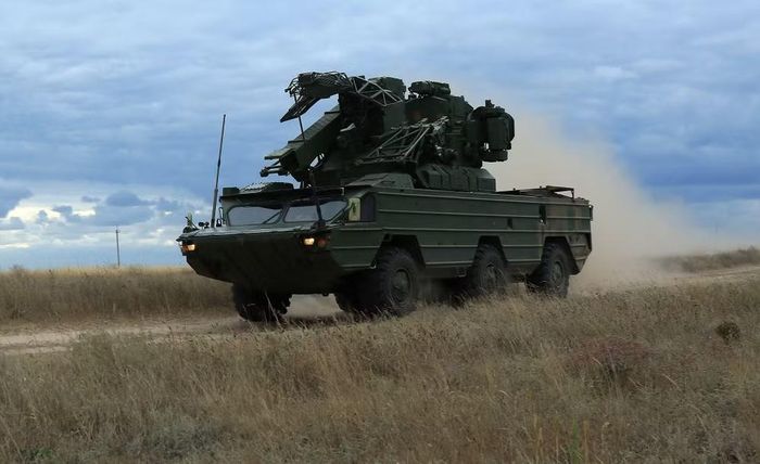 Cơ quan Nghiên cứu và Phát triển Quốc phòng (DRDO) đã đảm nhận nhiệm vụ này, dẫn đến sự ra đời của tên lửa đất đối không phản ứng nhanh (QRSAM), hay còn gọi là "Anant Shastra".