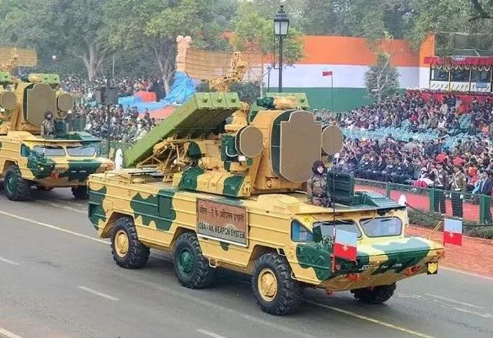 Giới lãnh đạo quân sự Ấn Độ thời đó đánh giá rất cao khái niệm "nền tảng đa năng": một khung gầm duy nhất chứa radar giám sát, trạm theo dõi và tối đa 6 tên lửa phòng không dẫn đường 9M33.
