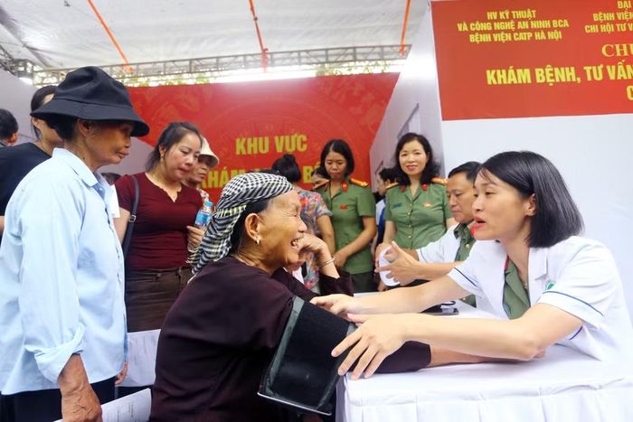 Những nụ cười hài lòng của người dân sau khi được các y, bác sĩ Bệnh viện Công an thành phố Hà Nội khám bệnh, tư vấn sức khỏe là minh chứng sinh động cho ý nghĩa nhân văn của ngày hội