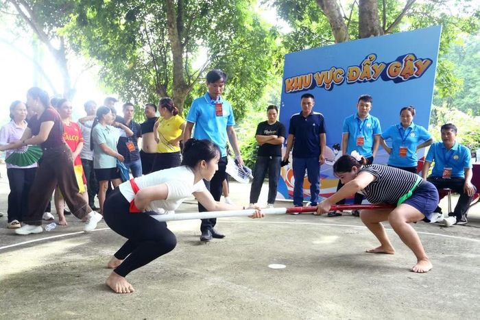 Bên cạnh các hoạt động tuyên truyền pháp luật, chuyển đổi số, khám chữa bệnh và trải nghiệm các mô hình nghiệp vụ... thì các trò chơi dân gian diễn ra thu hút đông đảo người dân tham gia, cổ vũ
