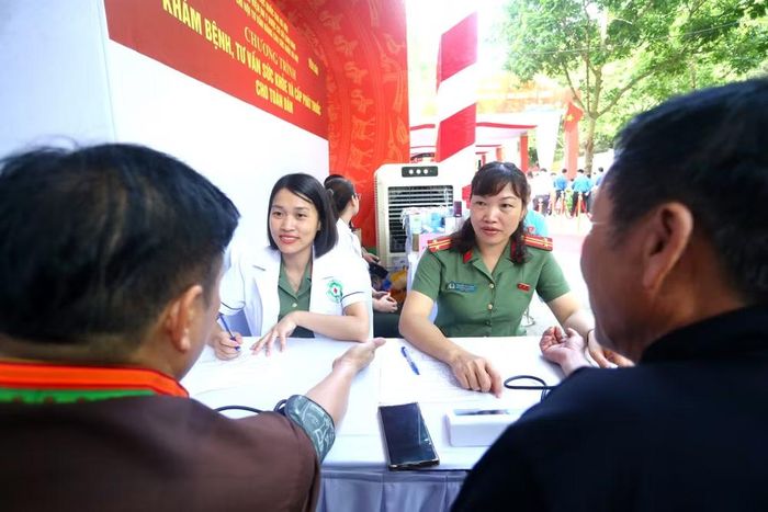 Hoạt động không chỉ giúp người dân được chăm sóc sức khỏe, phát hiện sớm các dấu hiệu bệnh lý để có hướng điều trị phù hợp, mà còn lan tỏa hình ảnh người chiến sĩ Công an Thủ đô gần dân, vì nhân dân phục vụ