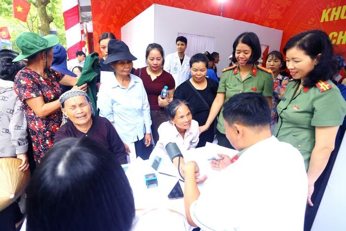 Cán bộ, y bác sĩ Bệnh viện Công an thành phố Hà Nội tận tình khám bệnh, tư vấn sức khỏe cho người dân xã Yên Bài