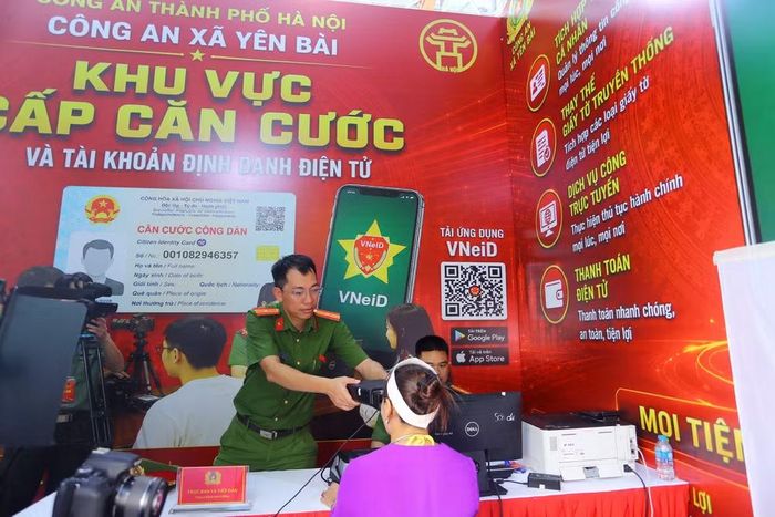 Gian hàng chuyển đổi số của Công an xã Yên Bài giới thiệu nhiều tiện ích số thiết thực, giúp người dân trải nghiệm các dịch vụ công trực tuyến, định danh điện tử và những ứng dụng phục vụ đời sống trên nền tảng số