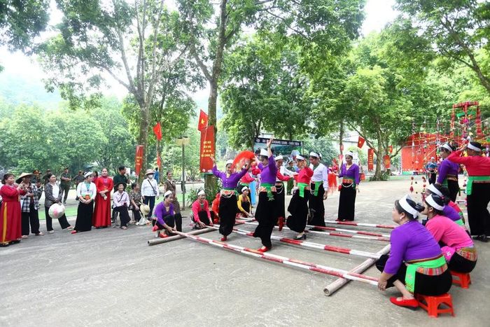Trong tiếng nhạc rộn ràng, những nhịp sạp uyển chuyển mang đến không gian giao lưu văn hóa đặc sắc