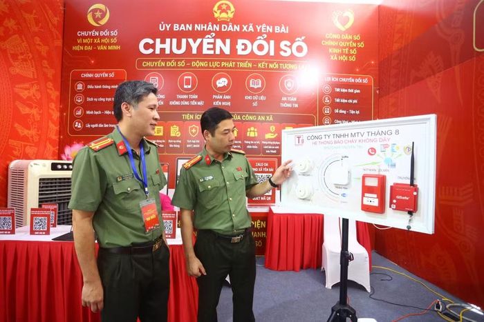 Công ty TNHH MTV Tháng 8 - CATP Hà Nội giới thiệu hệ thống báo cháy không dây do đơn vị nghiên cứu, sản xuất. Hệ thống ứng dụng công nghệ kết nối không dây, cho phép phát hiện sớm nguy cơ cháy, truyền tín hiệu cảnh báo tức thời đến người sử dụng và lực lượng chức năng, góp phần rút ngắn thời gian xử lý sự cố, hạn chế thiệt hại về người và tài sản