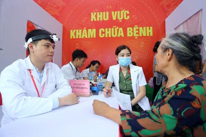 Nhiều người dân hài lòng khi được các y, bác sĩ Bệnh viện Công an thành phố Hà Nội tư vấn sức khỏe