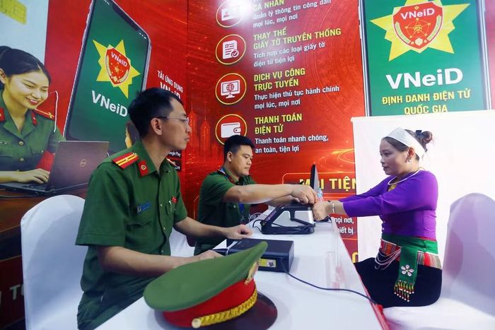 Cán bộ Công an xã Yên Bài trực tiếp hướng dẫn, hỗ trợ người dân kích hoạt tài khoản định danh điện tử