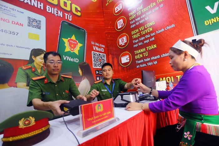 Việc làm này giúp người dân từng bước làm chủ các tiện ích số, thuận lợi trong thực hiện dịch vụ công trực tuyến, giao dịch hành chính và nhiều dịch vụ thiết yếu trên môi trường điện tử