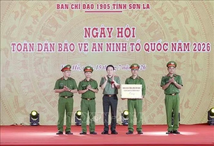 Đại tướng Lương Tam Quang, Ủy viên Bộ Chính trị, Bộ trưởng Bộ Công an tặng quà cho lực lượng Công an xã Vân Hồ, tỉnh Sơn La. Ảnh: Thống Nhất/TTXVN