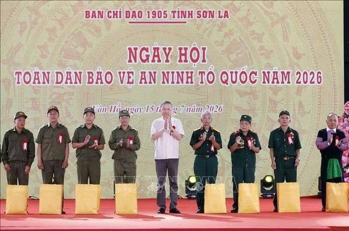 Tổng Bí thư, Chủ tịch nước Tô Lâm tặng quà cho người có uy tín, già làng, trưởng bản Lóng Luông, thành viên lực lượng tham gia bảo vệ an ninh trật tự tiêu biểu trên địa bàn bản Lóng Luông và xã Vân Hồ, gia đình chính sách, có hoàn cảnh khó khăn. Ảnh: Thống Nhất/TTXVN