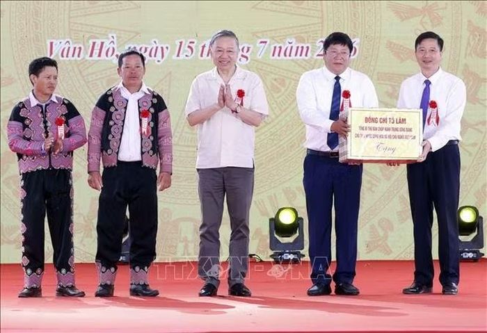 Tổng Bí thư, Chủ tịch nước Tô Lâm tặng quà cho Đảng ủy, HĐND, UBND, Ủy ban MTTQ Việt Nam xã Vân Hồ. Ảnh: Thống Nhất/TTXVN